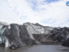 Los restos de ceniza que dejó el volcán sobre el glaciar