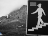 Señor con sombrero baja una montaña con escaleras