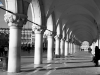 Bajo las arcadas del Palazzo Ducale